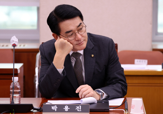 박용진 더불어민주당 의원이 20일 국회 법제사법위원회 전체회의에 참석해 앉아 있다. 뉴시스