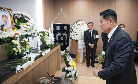 신원식 국방부장관이 지난해 11월 2일 경기 성남시 국군수도병원에 마련된 귀환 국군포로 고 김성태 옹의 빈소를 찾아 고인의 영정 앞에 헌화를 하며 조의를 표하고 있다. 국방부 제공