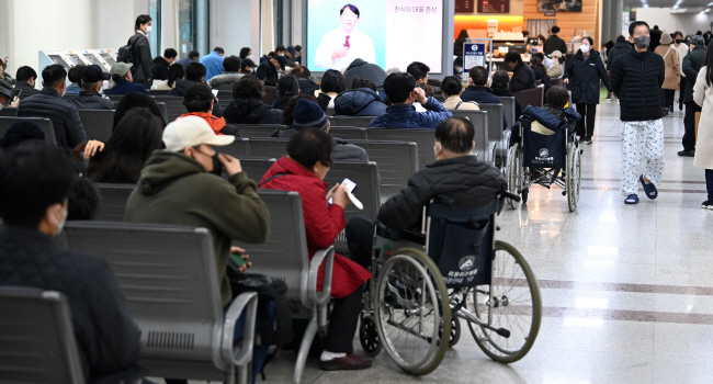지난 19일 전공의 집단 사직으로 의료 공백이 이틀째 이어지고 있는 21일 오전 서울의 한 대학병원에서 환자들이 초조한 심정으로 대기하고 있다. 문호남 기자