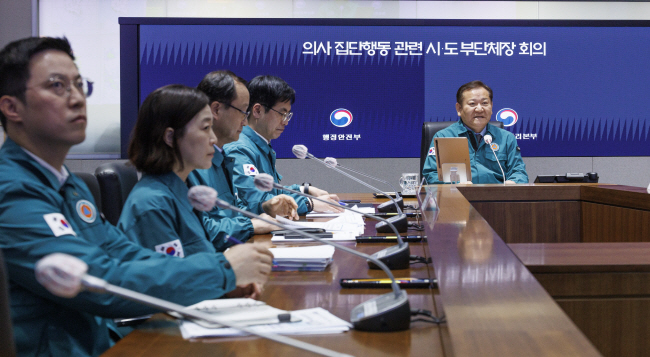 정부의 의대 정원 확대에 반발한 전공의들이 사직서를 제출하고 의료현장을 떠나 환자 불편이 커지고 있는 가운데 20일 정부서울청사에서 이상민 행정안전부 장관이 ‘의사 집단행동 관련 시·도 부단체장 회의’에 참석해 의료공백 최소화를 위한 협조를 당부하고 있다. 연합뉴스