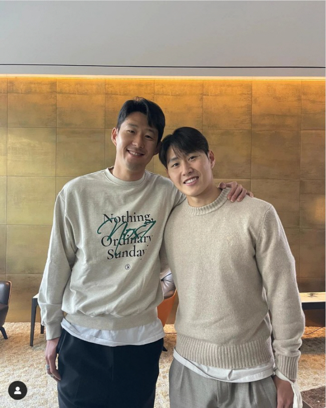 손흥민(왼쪽)이 21일 오전(한국시간) 자신의 SNS에 올린 이강인과의 다정한 모습. 손흥민은 “강인이가 진심 어린 사과를 했다. 옆에서 잘 보살피겠다”며 “강인이가 너무 힘든 시간을 보내고 있다. 너그럽게 용서해달라”고 당부했다. 손흥민 SNS 캡처