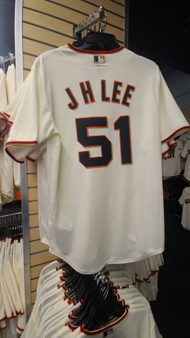이정후의 등번호 51번과 영어 이니셜이 적힌 유니폼이 22일 오전(한국시간) 미국 애리조나 스코츠데일의 스코츠데일스타디움 내 기념품 매장 한가운데 걸려 있다.  정세영 기자