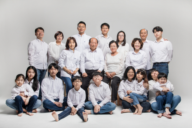 2020년 어머니 팔순 때 3대가 모여 사진을 찍었다. 마침 맏손자가 군 입대를 앞두고 있어서 가족사진 촬영의 의미가 더 컸다.
