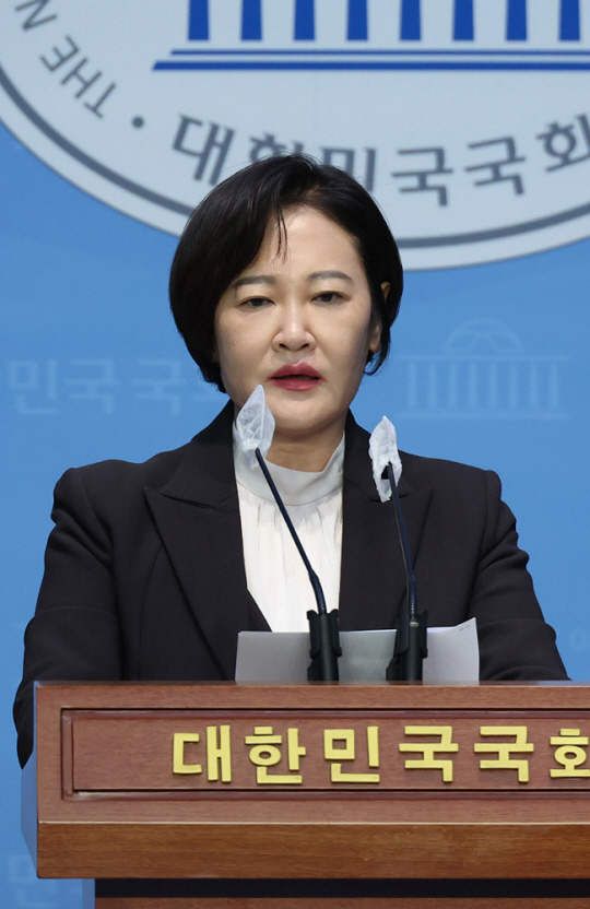 이수진 더불어민주당 의원이 22일 서울 여의도 국회에서 탈당 기자회견을 하고 있다. 연합뉴스
