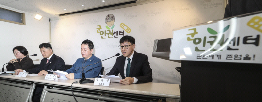 지난해 10월 서울 마포구 군인권센터에서 박 정훈 전 해병대수사단장 기소 관련 변호인단-군인권센터 공동 기자회견을 열고 있다. 뉴시스