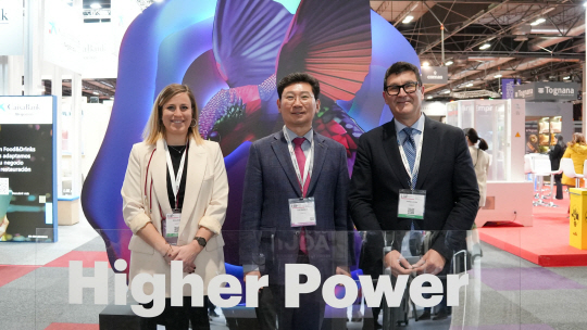 21일 스페인 마드리드 HIP 박람회장에서 이상일(가운데) 경기 용인시장이 현지 행사 관계자들과 기념사진을 찍고 있다. 용인시청 제공