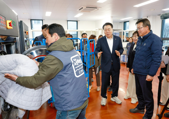 지난 20일부터 시범 운영 중인 사평 빨래방. 화순군청 제공