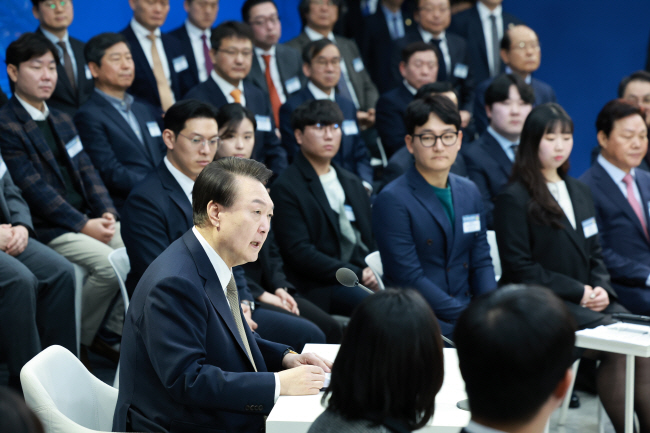 윤석열 대통령이 22일 오전 경남 창원시 경남도청에서 열린 14번째 민생토론회를 주재하면서 “원자력발전 산업 지원 특별법을 제정하겠다”고 밝히고 있다. 연합뉴스