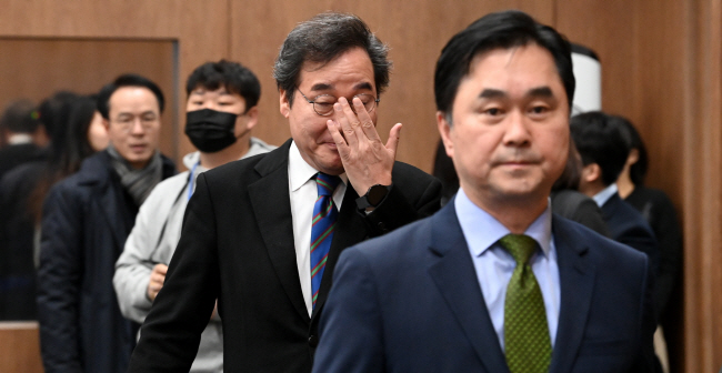 개혁신당과 합당 철회를 선언한 이낙연(가운데) 새로운미래 공동대표가 22일 오전 영입 인재 발표를 위해 국회 소통관으로 들어서면서 안경을 고쳐 쓰고 있다. 곽성호 기자