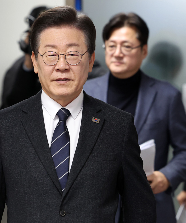이재명(앞) 더불어민주당 대표와 홍익표 원내대표가 23일 오전 서울 영등포구 여의동 당사에서 열린 최고위원회의에 입장하고 있다. 뉴시스