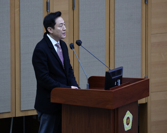 오세훈 서울시장이 23일 오전 서울 중구 서울시의회 본회의장에서 열린 제322회 임시회 제4차 본회의에서 시정질의에 답변하고 있다.뉴시스
