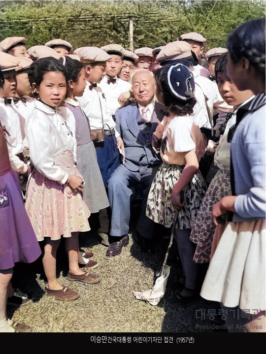 이승만 대통령이 1957년 어린이기자단을 접견하는 모습. 국가보훈부 제공