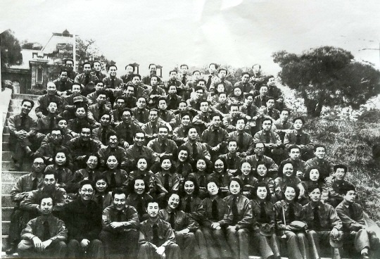 전쟁 중 창단된 정훈음악대가 1950년 12월 진해순회 연주 중 촬영한 사진이다. 대원 모두 해군 군무원 신분으로 해군 군복을 착용한 모습이 이채롭다. 정성엽 대한민국 군가기념사업회 상임이사 제공