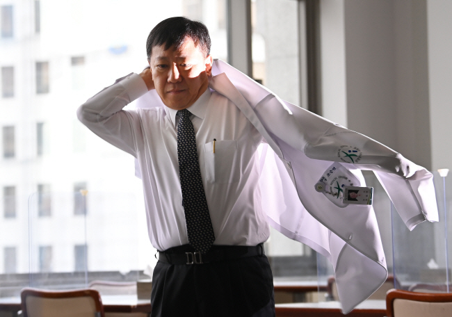 조승연(인천시의료원장) 전국지방의료원연합회장이 23일 오전 서울 중구 문화일보에서 인터뷰에 앞서 의사의 역할을 강조하기 위해 의사 가운을 입고 있다. 윤성호 기자