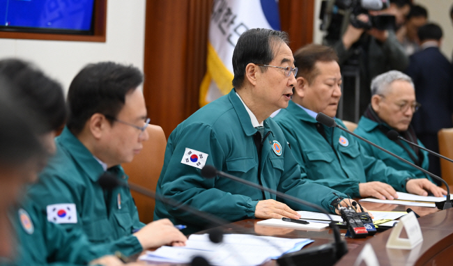 보건의료재난 경보단계가 ‘심각’으로 격상된 23일 오전 한덕수 국무총리가 정부서울청사에서 열린 중앙재난안전대책본부 회의에 참석해 공공 의료기관 진료 시간 전면 확대 운영계획을 발표하고 있다. 박윤슬 기자