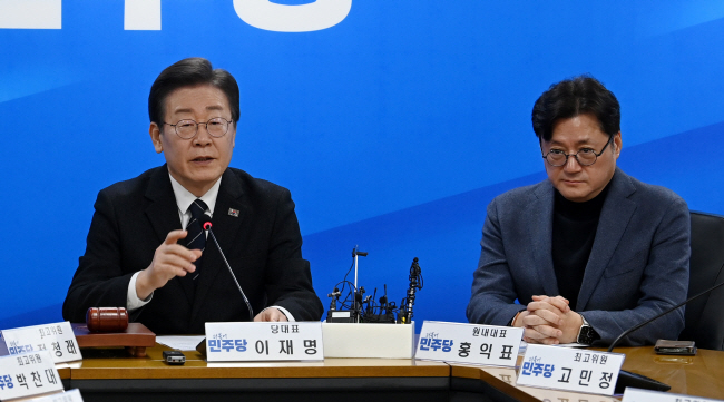 이재명(왼쪽) 더불어민주당 대표가 23일 오전 서울 영등포구 여의동 당사에서 열린 최고위원회의에 참석해 발언을 하고 있다. 오른쪽은 홍익표 원내대표. 곽성호 기자