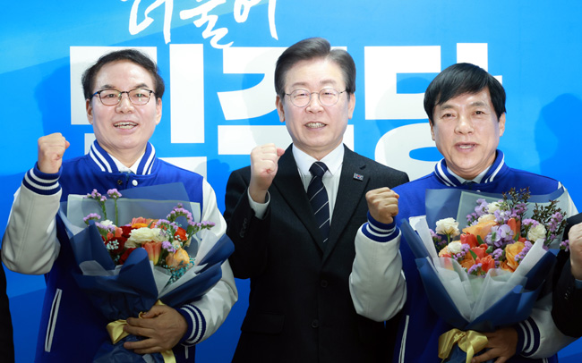 이재명(가운데) 더불어민주당 대표가 23일 오전 서울 영등포구 여의동 당사에서 열린 인재영입식에서 이성윤(오른쪽) 전 서울중앙지검장, 정한중 한국외대 법학전문대학원 교수와 기념촬영을 하고 있다. 뉴시스