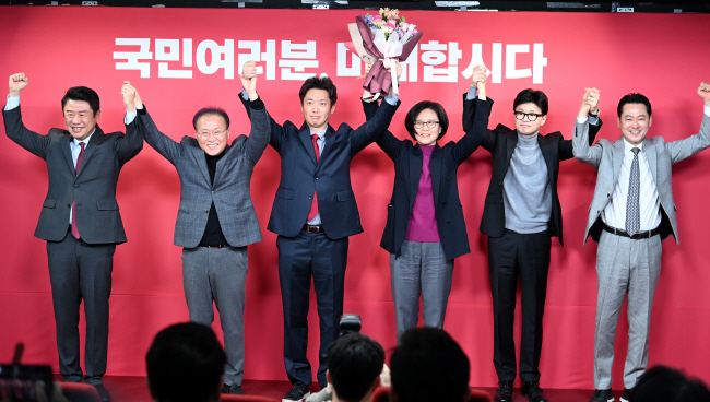 23일 오전 서울 여의도 국민의힘 당사에서 열린 비례대표 위성정당 ‘국민의미래’ 창당식에 참석한 인사들이 만세를 부르며 기념촬영을 하고 있다. 왼쪽부터 유의동 정책위의장, 윤재옥 원내대표, 정우창 국민의미래 사무총장, 조혜정 국민의미래 대표, 한동훈 비상대책위원장, 장동혁 사무총장. 박윤슬 기자