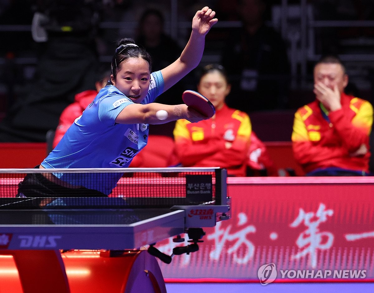 (부산=연합뉴스) 22일 오후 부산 해운대구 벡스코에서 열린 BNK부산은행 2024부산세계탁구선수권대회 여자 8강전 한국과 중국의 경기. 신유빈이 왕이디를 상대로 공격하고 있다. 2024.2.22