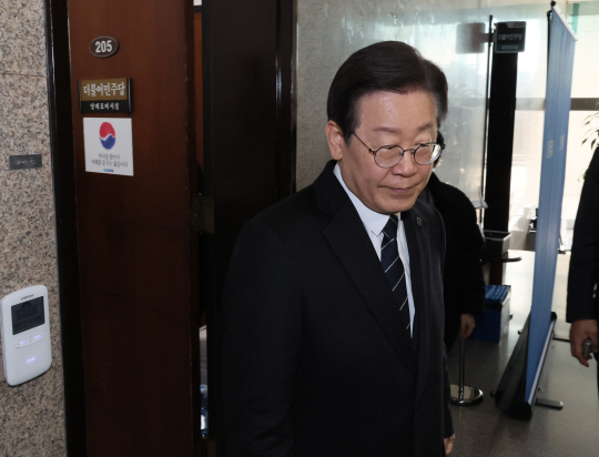 이재명 더불어민주당 대표가 23일 국회 당대표회의실에서 단식농성 중인 노웅래 의원을 면담한 뒤 나서고 있다. 뉴시스