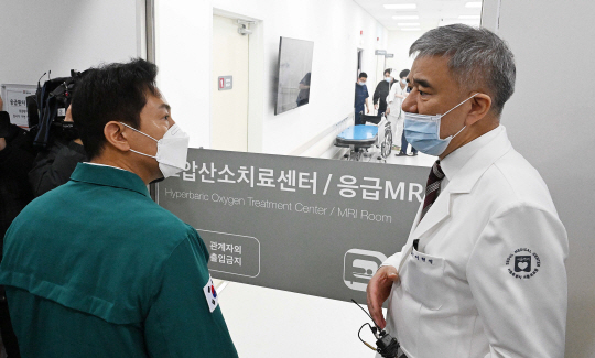 지난 21일 서울의료원을 방문한 오세훈 서울시장(왼쪽). 뉴시스
