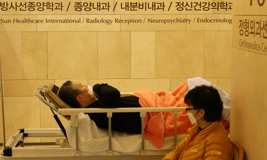전공의들의 의료 중단 나흘째인 23일 대전 유성구의 한 2차 병원으로 이송된 환자가 진료를 기다리고 있다. 연합뉴스