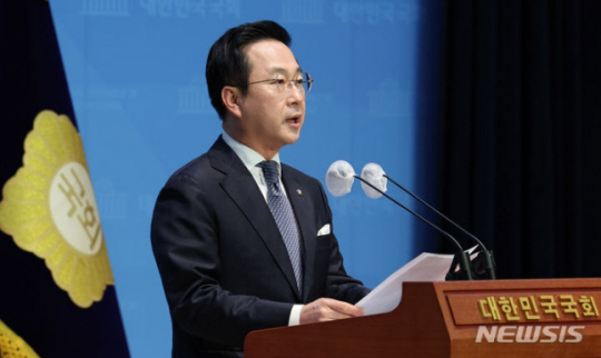 박성준 더불어민주당 대변인이 지난 7일 오전 서울 여의도 국회에서 ‘대통령실의 제2부속실 설치 추진 및 부산경찰청 정치테러 수사’ 관련 브리핑을 하고 있다. 뉴시스