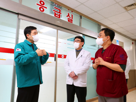 박종길 근로복지공단 이사장이 지난 24일 강원권 공단 직영 동해병원을 직접 방문해 주말 비상진료대기 상황을 점검하고 있다. 근로복지공단 제공.