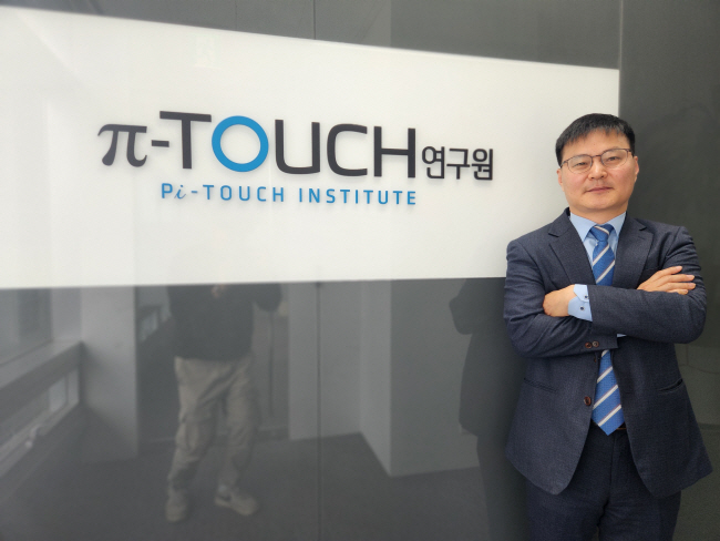 라정주 파이터치연구원장이 지난 25일 서울 중구 통일로 파이터치연구원에서 문화일보와 인터뷰하며 포즈를 취하고 있다. 라 원장은 “중대재해처벌법 등 각종 규제가 중소기업의 성장을 가로막고 있다”고 강조했다.