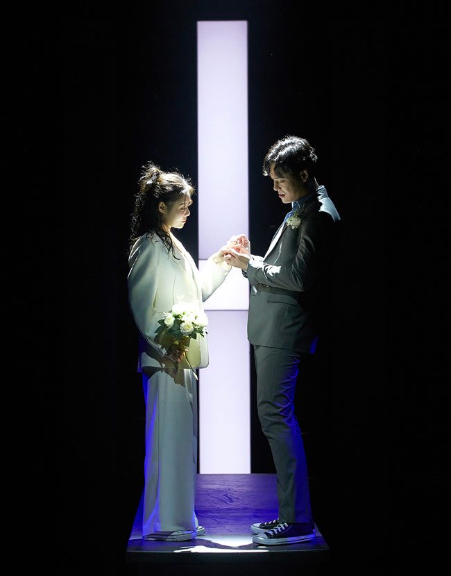 결혼식은 제이미(배우 최재림)와 캐시(배우 민경아)가 소통하고 같은 감정선을 공유하는 유일한 장면이라 더 애절하다. 신시컴퍼니 제공