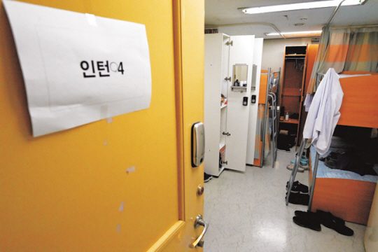 지난 20일부터 시작된 전공의들의 진료 거부 집단행동으로 의료 공백이 커지고 있는 가운데 26일 오전 서울 서대문구 세브란스병원 내 한 인턴 생활실이 비어 있다. 백동현 기자
