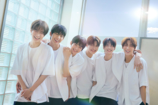 그룹 투어스. 플레디스엔터테인먼트 제공