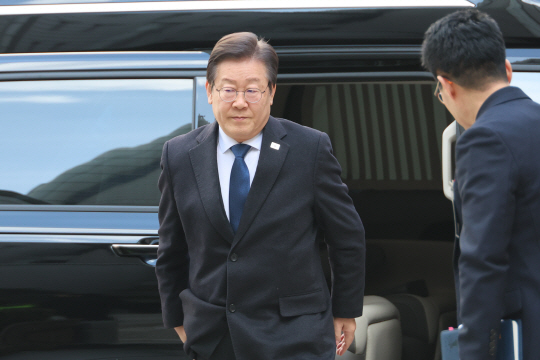 이재명 더불어민주당 대표가 26일 서울 서초구 서울중앙지법에서 열린 위증교사 사건 공판에 출석하고 있다. 연합뉴스