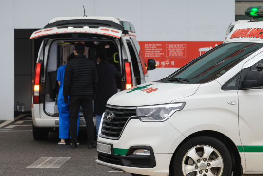 최근 서울 시내 한 대학병원에서 구급차가 이동하고 있다.  연합뉴스