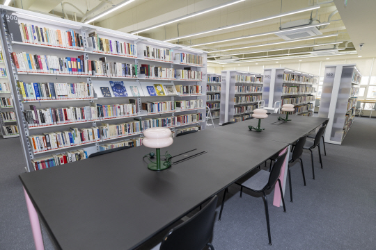 서울 영등포구 선유도서관이 대대적인 리모델링을 마치고 27일 재개관한다. 사진은 4층 종합자료실. 영등포구청 제공