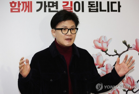 한동훈 국민의힘 비상대책위원장이 26일 오전 서울 여의도 국민의힘 중앙당사에서 취재진의 질문에 답하고 있다. 연합뉴스.