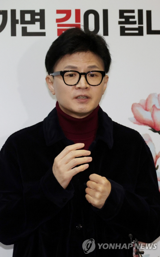 한동훈 국민의힘 비상대책위원장이 26일 오전 서울 여의도 국민의힘 중앙당사에 출근하던 중 취재진의 질문에 답하고 있다. 연합뉴스