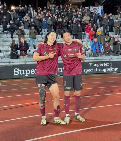 조규성(왼쪽)과 이한범이 26일 오전(한국시간) 덴마크 오르후스의 세레스 파크 앤 아레나에서 열린 덴마크 수페르리가 원정경기에서 승리한 후 포즈를 취하고 있다. 미트윌란 SNS 캡처