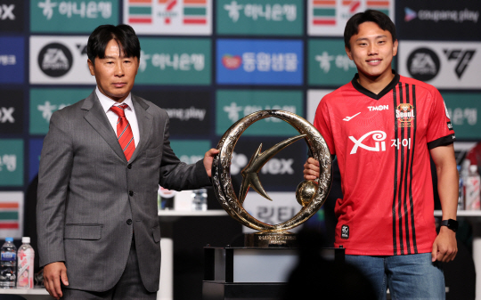 FC 서울의 김기동(왼쪽) 감독. 한국프로축구연맹 제공