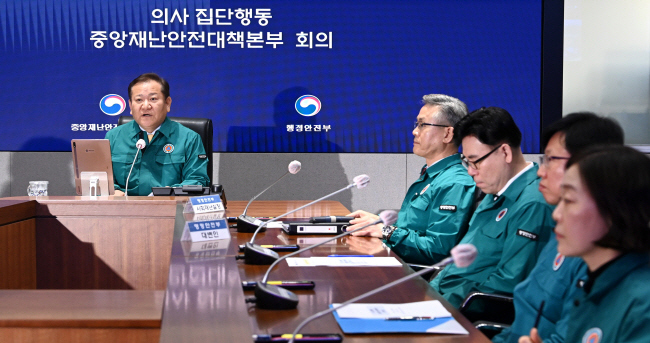 이상민(왼쪽) 행정안전부 장관이 26일 서울 종로구 정부서울청사에서 의사 집단행동 중앙재난안전대책본부 회의를 주재하고 있다.  문호남 기자