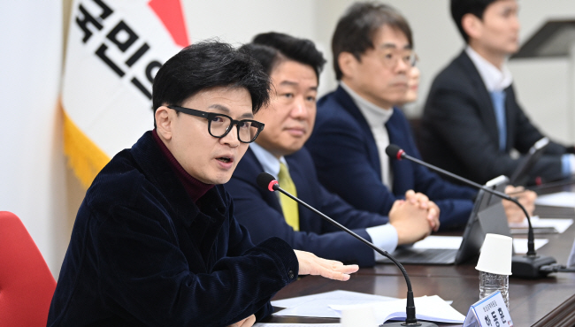 한동훈(왼쪽) 국민의힘 비상대책위원장이 26일 오전 서울 여의도 국민의힘 중앙당사에서 열린 비대위회의에 참석해 발언하고 있다. 박윤슬 기자