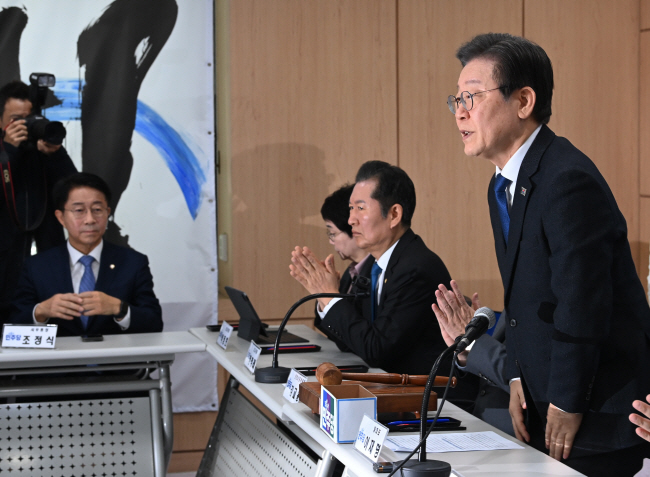 ‘불공정 공천’ 내홍에 휩싸인 이재명 더불어민주당 대표가 26일 오전 인천 남동구 더불어민주당 인천시당에서 열린 현장 최고위원회의에 참석해 인사하고 있다. 윤성호 기자