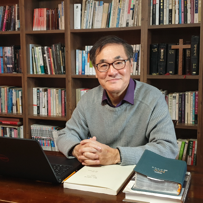 배창호 감독이 서울 구의동 자택 서재에서 예수 그리스도 이야기를 담은 영화 시나리오와 성경을 옆에 두고 포즈를 취했다. 김유미 배우(배 감독 부인) 촬영