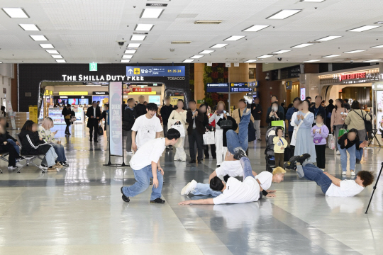 한국공항공사는 지난 26일 김포공항 국제선 출발터미널에서 국내 유명 비보잉 그룹 ‘플로우애딕츠’와 ‘와일드크루’의 브레이킹 퍼포먼스를 선보였였다고 밝혔다. 한국공항공사 제공