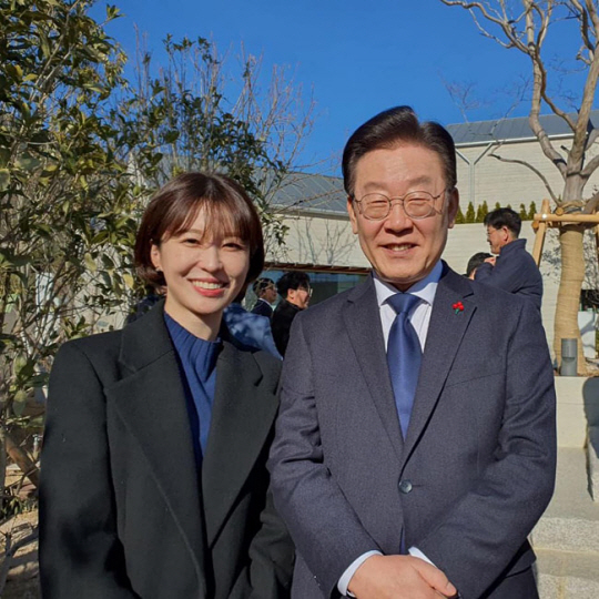 제22대 총선에서 더불어민주당 후보로 서울 도봉갑에 전략 공천을 받은 안귀령(왼쪽) 민주당 상근부대변인이 지난해 1월 이재명 민주당 대표와 함께 경남 양산시 평산마을을 방문하며 찍은 기념 사진. 안 부대변인 SNS 캡처