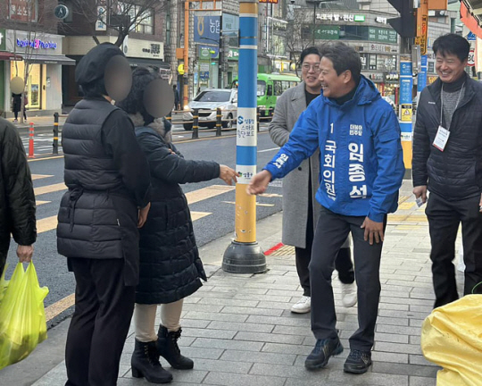 서울 성동구 지하철 5호선 행당역 일대에서 주민들을 만나고 있는 임종석 전 청와대 비서실장. 임 전 실장 페이스북 캡처
