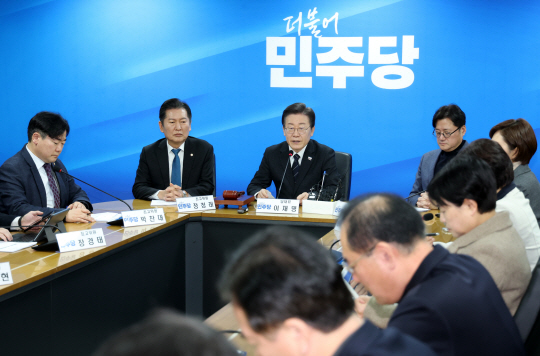 이재명(왼쪽 세번째) 더불어민주당 대표가 지난 23일 오전 서울 영등포구 중앙당사에서 열린 최고위원회의에서 발언을 하고 있다. 뉴시스