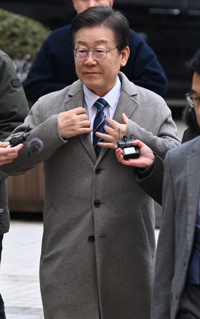 이재명 더불어민주당 대표가 27일 오전 서울 서초구 서울중앙지방법원에서 열린 대장동 배임 등 관련 공판에 출석하고 있다. 문호남 기자