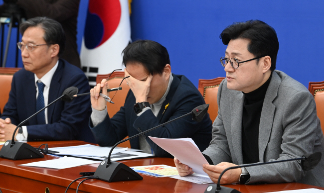 홍익표(오른쪽) 더불어민주당 원내대표가 27일 오전 국회에서 열린 원내대책회의에 참석해 모두발언을 하고 있다. 왼쪽부터 유동수 원내정책수석부대표, 박주민 원내수석부대표, 홍 원내대표. 곽성호 기자