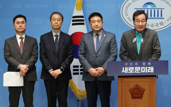 이낙연(오른쪽) 새로운미래 공동대표가 27일 오전 국회에서 인재영입 발표 기자회견을 하고 있다. 왼쪽부터 김종민 공동대표, 영입인재인 조종묵 전 소방청장, 김성용 방재문화진흥원장. 연합뉴스
